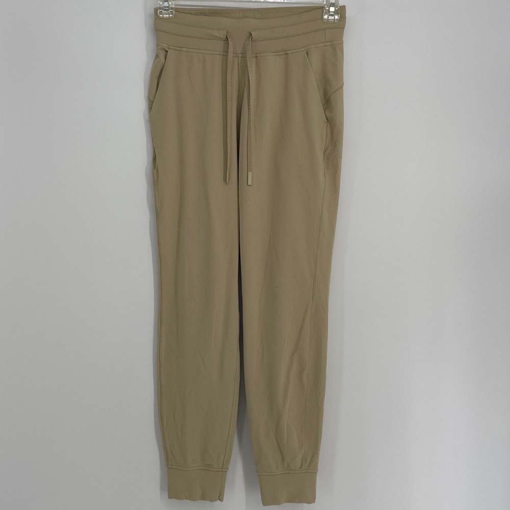 Lululemon On the Fly Jogger Women Size 6 Tan Drawstring Pockets Athleisure